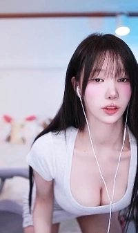 (SOUND)Fカップ、ほとんど服を着ていない彼女が白いマイクロスカートを履いて骨盤を揺らしている様子