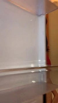 (SOUND)冷蔵庫のドアを開けながらピンクのブラトップで胸の谷間を見せる花パン