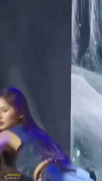 Nmixソリョン、サイドスリットデニムスカートでお尻を突き出す