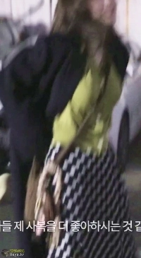 (SOUND)チュークロスバッグと胸元のラインが膨らんだ分割ライトグリーントップスが素敵です。