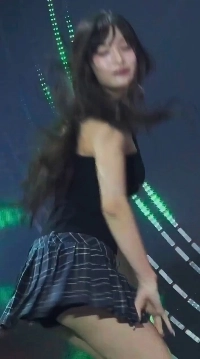 チェックのスカートでお尻を突き出して回すアイブ・イ・ソ