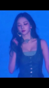 カリナさんはデニムのランジェリー姿で登場、丸い胸の谷間が揺れる