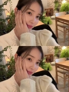 April ユン・チェギョン、レモンティーを飲み、白いカーディガンを着て胸の谷間が眩しい