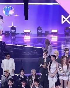 [Fromis_Nine] ペク・ジホン.gif