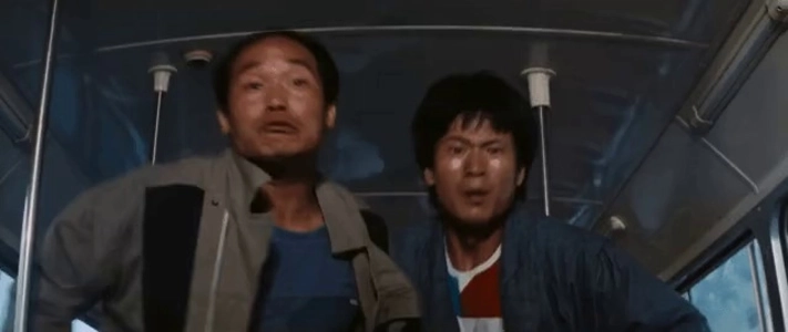 たとえそれがジャッキー・チェンの映画だったとしても、これは一線を越えました。gif