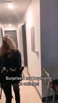 ガールフレンドがこっそり彼氏を訪ねる