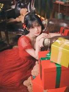 ケーキを持ったジョンイン、赤いドレス、意外な胸の谷間