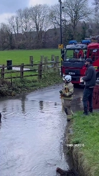 (SOUND)消防士が溺れた車から運転手を救出