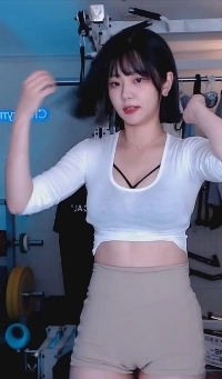 タイトフィットショートレギンス+ハーネスストラップブラ付きQWERトップ