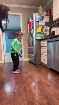 (SOUND)デザインに何か問題があると思われる子供のおもちゃ。