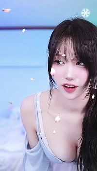 水色のタンクトップとカメラの前に垂れ下がったFカップの谷間