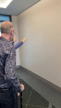 (SOUND)逆立ちする女の子、1列目の直感