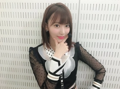 週末にアパートで洗濯機と掃除機を動かす