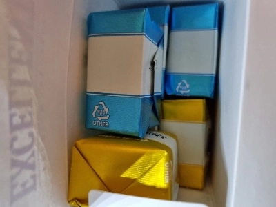 優れたアイスクリーム ブルーフレーバーとイエローフレーバー