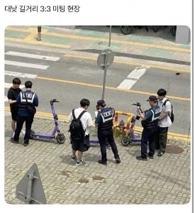 白昼の路上での 3 対 3 の会議シーン