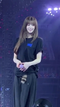 腕を組むサナ(TWICE)