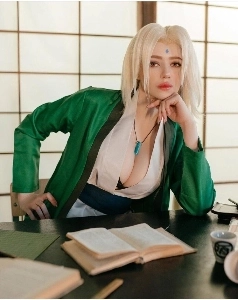 ㅇㅎ) 綱手のコスプレをした西洋人のお姉さん