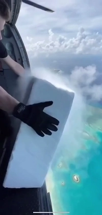 (SOUND)ドライアイスが空から降ってきたらどうなる？