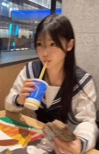 ちらっと見る女性