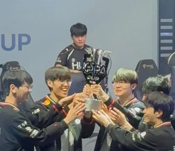 笑) KeSPAカップのトロフィーが掲げられる様子を眺めるくまゆし。JPG