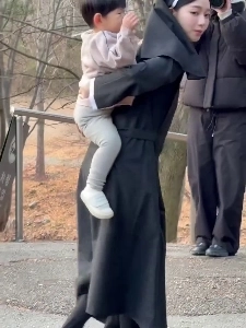 初めて赤ちゃんを抱くカリーナ haha​​.gif