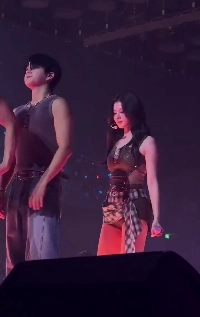 (SOUND)サナが肩に触れると男性ダンサーが反応.mp4