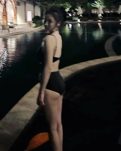 エスパ・ニンニンの黒いモノキニ水着の体が焦点が合わずに割れてしまう