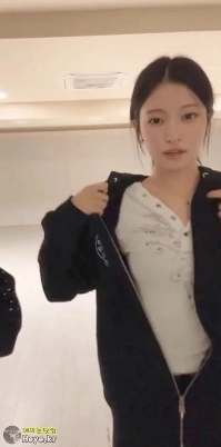 奇妙な青春の夏、黒いパーカーを脱いで白いTシャツのボリュームを見せつける