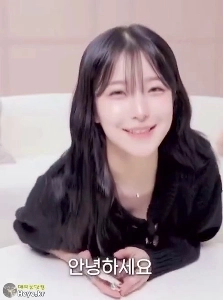 (SOUND)ペク・ジホン、テーブルの上にかがんで胸の谷間を見せながら微笑む