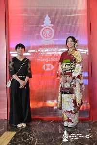 かわいい日本のバドミントン選手の表彰式衣装