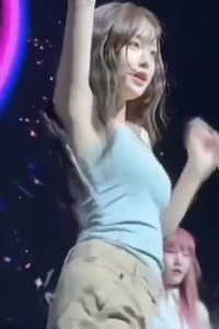 涼しげなライトブルーのTバックタンクトップ。微妙にヒラヒラ跳ねる。