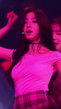 トリプルエスのパク・ソヒョン、バックメンバーの重い胸を撫でる振り付け