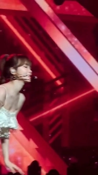 [Le Seraphim] 肩をすくめたキム・チェウォンのポニーテールと胸の谷間