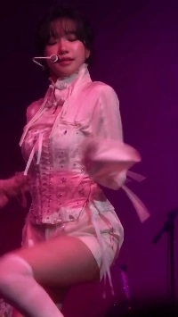 (SOUND)下から写真に撮られたチョ・ユリは、白いコルセットの裾が欠けているように見え、太ももがヒラヒラしている。