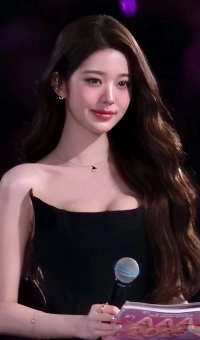 待ち時間に髪を整えるMCチャン・ウォニョン、黒いドレス、胸の谷間と脇の下