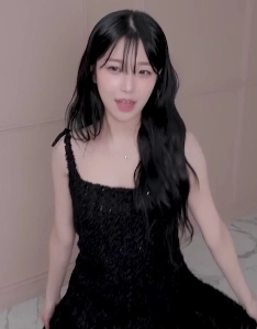 Fromis_Nine ペク・ジホン、黒いドレスで微妙な胸の谷間を披露