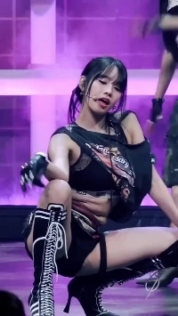 (SOUND)Kiss of Life のナッティ ソードマンの太ももを広げたポーズでしゃがむ