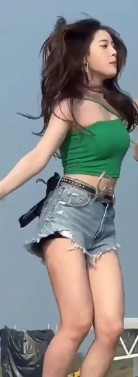 ウォーターボムグリーンのワンホルターネックでジャンプするステイシー・ジェイ、微妙な動き