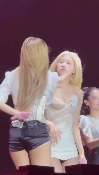 (SOUND)頬にキスし合うブラックリンク ロゼ・リサのランジェリー姿 豊満な胸の谷間