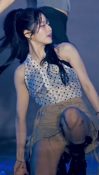 カーキ色のミニスカートを履いて膝の上に座るFromis_Nineのパク・ジウォン