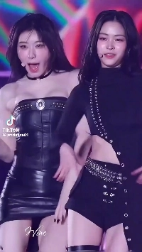 (SOUND)ITZYチェリョンの超ミニ革製内転筋太ももが骨盤の左右で激しく弾けています。