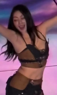 TWICEジヒョの大きな胸の谷間