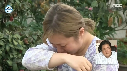 (SOUND)涙を流すナレ・パクを慰める男性。