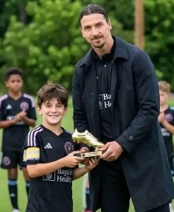 ズラタン・イブラヒモビッチがメッシにゴールデンブーツを自ら手渡す