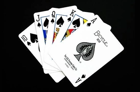 しかし、パク・ナレは監督の手に何があるか知らなかったはずだ。