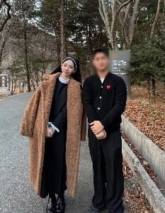 妻が夫とカリーナと一緒に写真を撮らせてくれました。