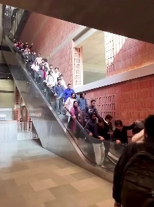 (SOUND)大惨事になりかけたエスカレーター.mp4