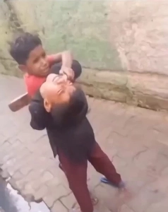 (SOUND)インドの子供たちが戦う.mp4