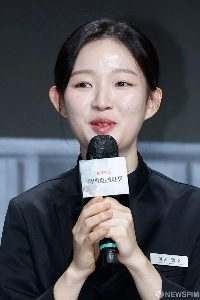 記者会見に出席するブラック・アンド・ホワイト 2 ベイビー・ビースト