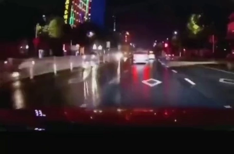 歩道橋を歩く男性